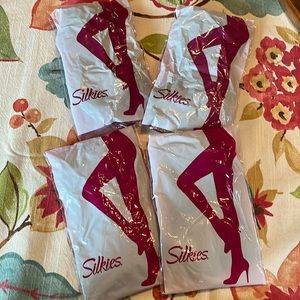 Bundle: 4 pkgs of Silkies Knee-Hi’s, 3 knee hi’s per package. Sz Reg, Off-Blk